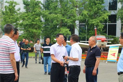 攀枝花市政协副主席周治端一行莅临四川省商贸学校考察指导