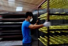 探秘义乌圣诞工厂:外贸大战已打响 仅6月就出口1.2亿(组图)【1】-财经频道-手机